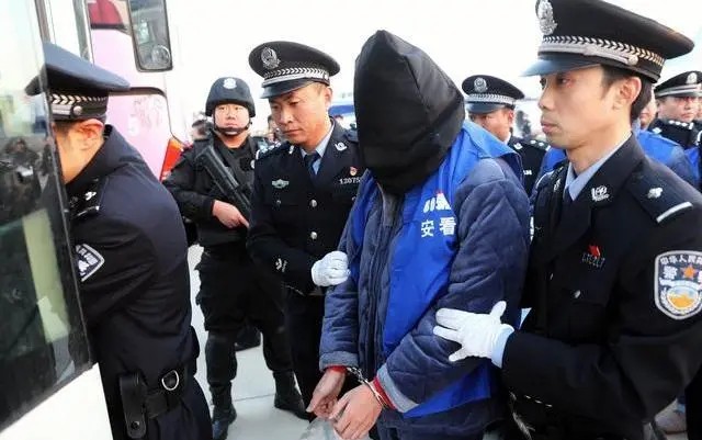 女子踏入明渠排水沟摔伤，公园被判不担